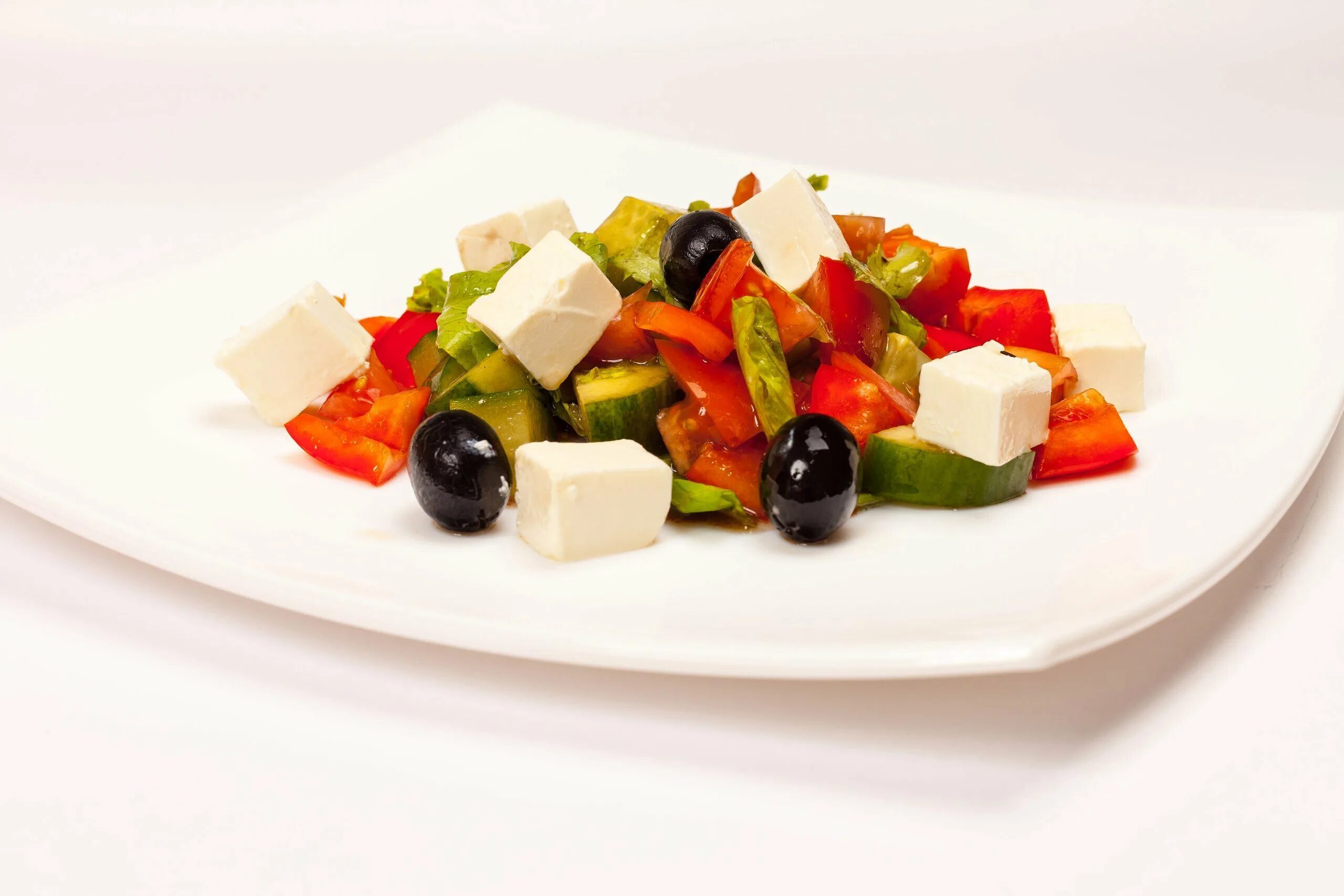 Салат греческий классический в домашних условиях простой. Greek Salad(греческий салат). Фетакса для греческого салата. Помидоры огурцы сыр Фета маслины. Салат с оливками и сыром и помидорами греческий.