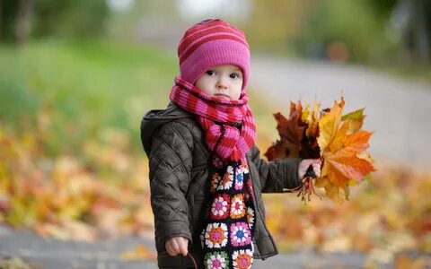 Дети и красивые листья