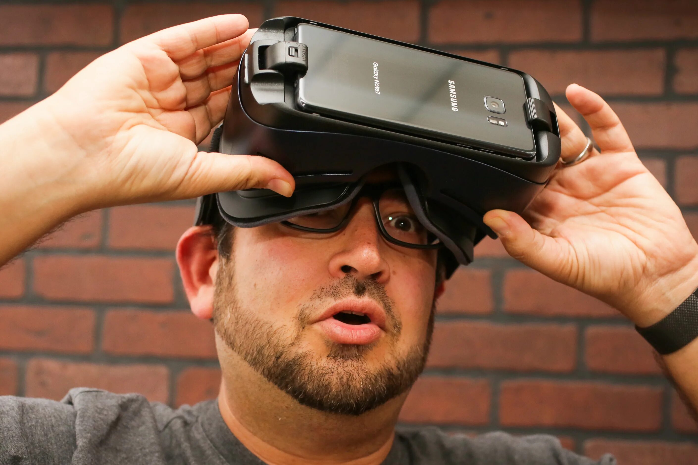 Лучшие виртуальные очки купить. Samsung VR. Очки виртуальной реальности Samsung Gear. Очки виртуальной реальности самсунг Gear VR. ВР очки самсунг.