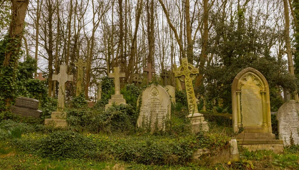 Похоронен форум. Кладбище Хайгейт в Лондоне. Highgate Cemetery могила вампира. Хайгейтское кладбище вампиры. Хайгейтское кладбище достопримечательности Лондона.