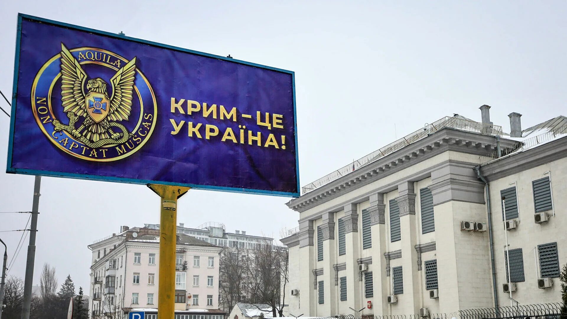 Билборд в Киеву Крымский. Баннер Крым это Украина