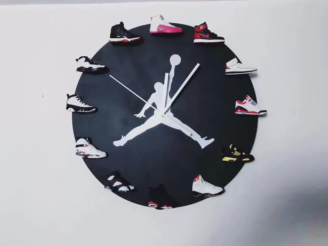 Часы колпаков. Часы Air Jordan. Современные настенные часы. Настенный часы из кроссовок. Часы настенные современные необычные.