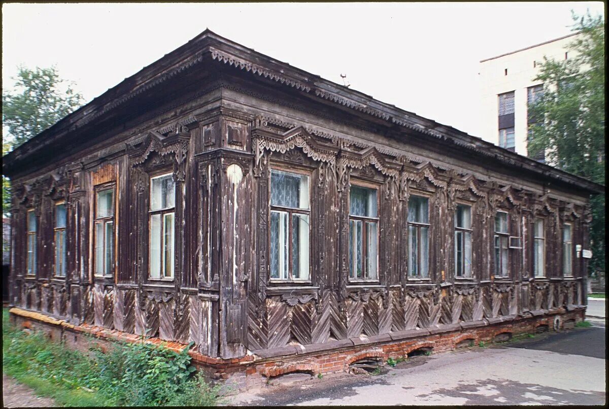 Жилой дом 19 века. Купеческий дом пермский край. купеческий дом 18-19 века.