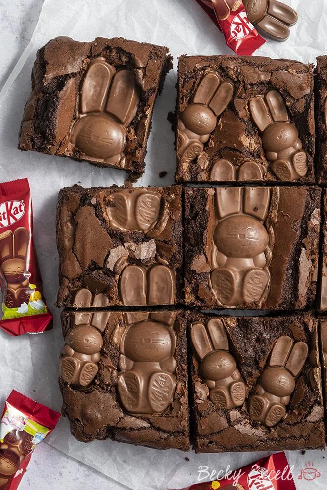 Шоколадка с кроликом на упаковке. Красный заяц candy milk. Киткат easter break. Kitkat bunny. Kit kat mini eggs.