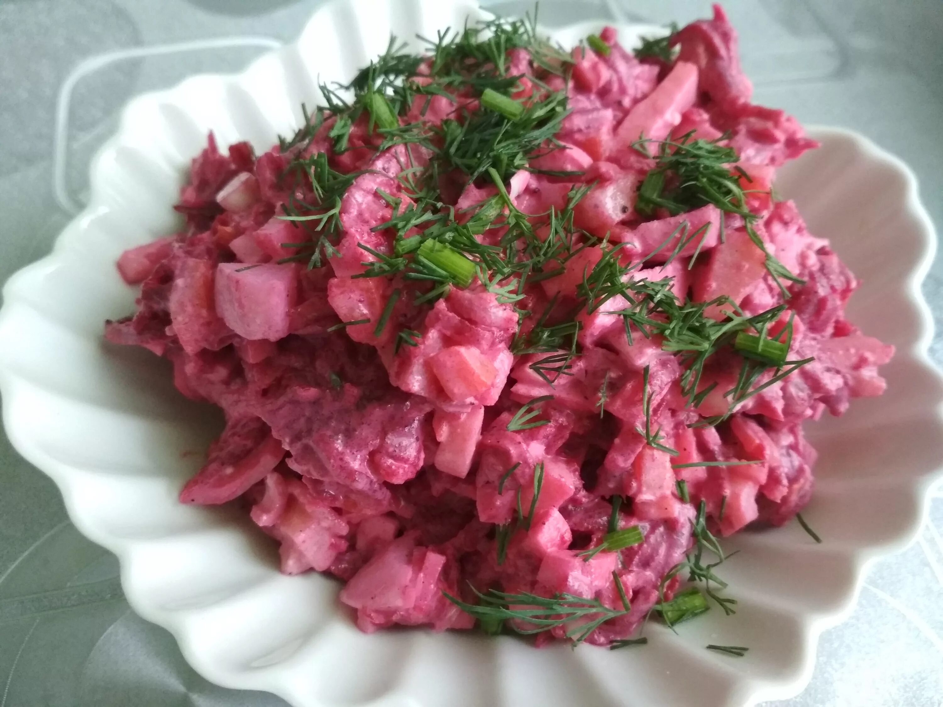 Салат из красной моркови. Свекольный салат с крабовыми палочками. салат из свеклы с крабовыми палочками. салат с крабовыми палочками и свеклой. салат из свеклы с яйцом.