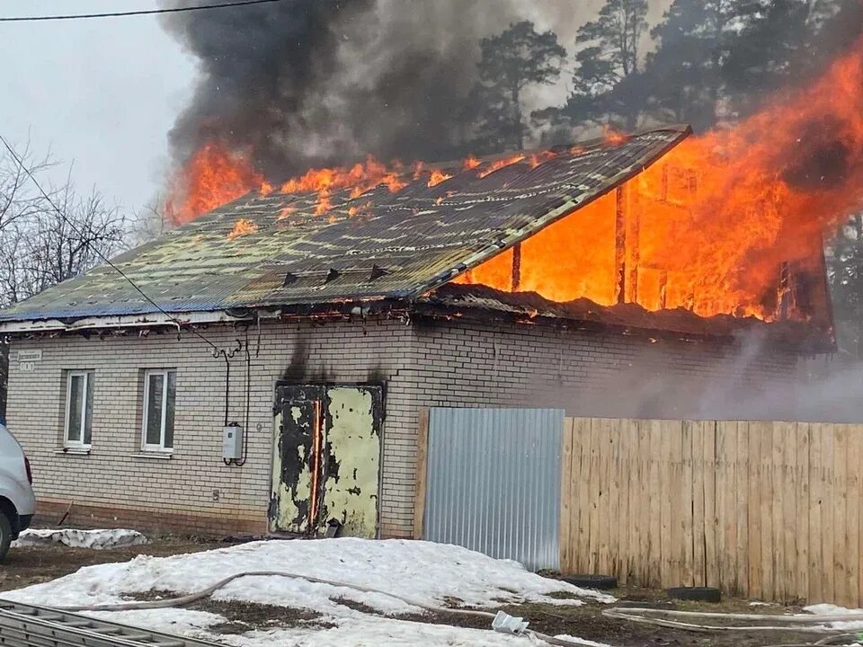 Покажи дом горит. Пожар в доме. Дом горит. Пожар в частном доме. Горит частный дом.