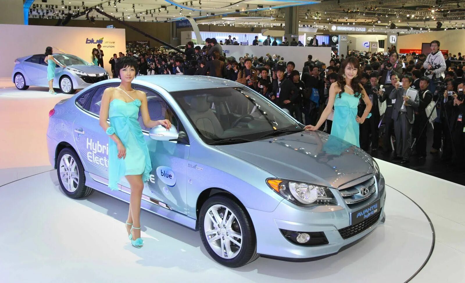 Asia car. Seoul Motor show Hyundai. Корейская машина в автосалоне. Южная Корея машины. Корейские автосалоны.