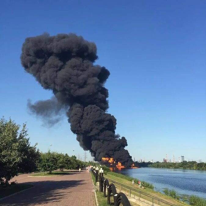 Черный дым что горит. Пожар на Москва реке в Братеево. Пожар Москва река Капотня. Москва река горит в Марьино. Пожар на Москва реке нефтепровод Москва.