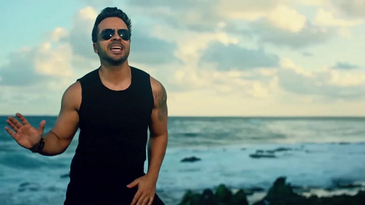 Luis fonsi ft. Луис фонси в очках. деспосито актер. luis fonsi - despacito ft. daddy yankee. пеллек деспосито.