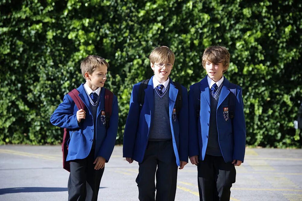 Школьная форма в Англии для мальчиков. Школьная форма в Британии. Британская Школьная форма для мальчиков. Школьники в школьной форме.