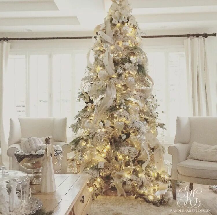 Золотая елка купить. Бело Золотая елка Новогодняя. Елка белая с золотом. Белая елка с золотыми шарами. Елка бело Золотая украшения.