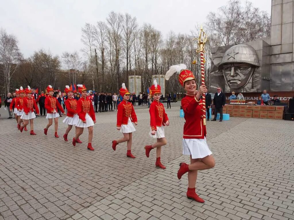 таблички для парада открытия соревнований. военный парад на красной площади 9 мая 2022. парад открытия. школьники, марш флагов. 9 мая в красном селе.