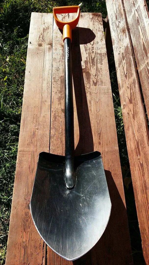 Лопата совковая fiskars solid. Финская лопата. Лопата фискарс с разборным черенком. Лопата совковая fiskars. Лопата могильщика.