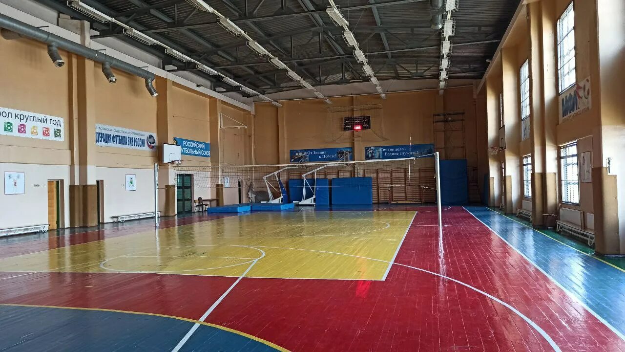Спорт в большой зал. Спортивный зал. Огромный спортивный зал. Огромный спортивный зал с тремя полями. Огромный спортзал в России.