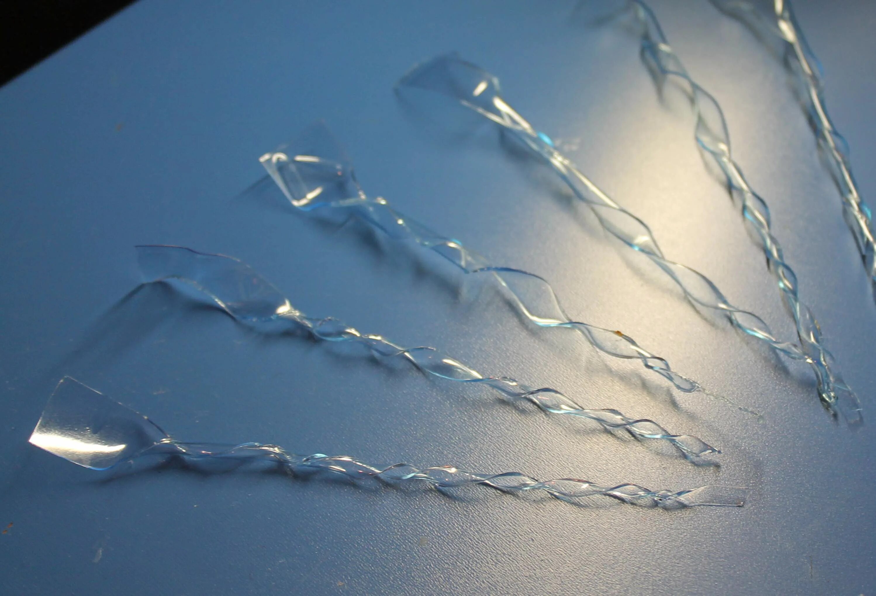 Искусственные сосульки. Сосул ки из пластиковых бутылок. Как сделать сосульки из клея. Сосульки для домика -****на поделку. Сосульки из клея.