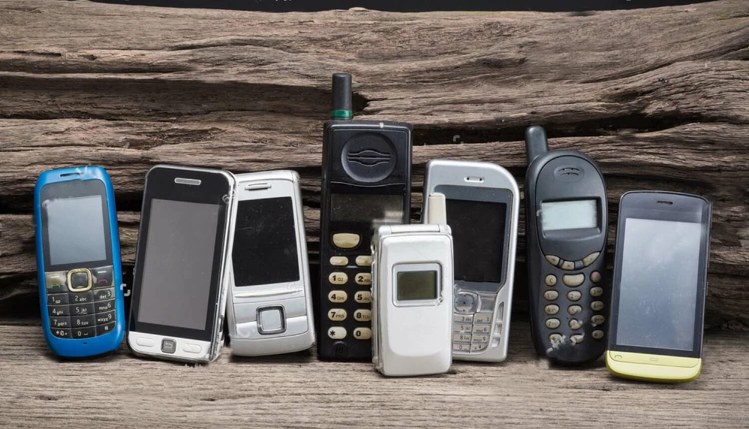 Покупают старые телефоны. Сотовый Моторола 90-х. Первые мобильники. Старый телефон. Сотовые телефоны 2000-х годов.