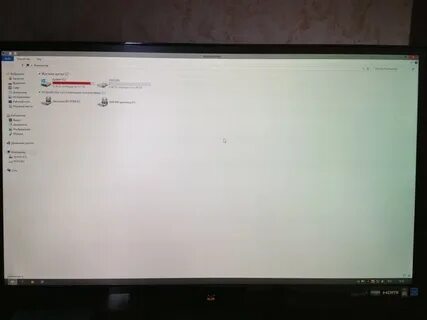 Экран отдает синим