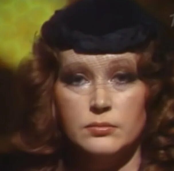 Жизнь невозможно. Песня пугачевой жизнь невозможно повернуть. Жизнь невозможно повернуть назад и время не на миг не остановишь. Жизнь невозможно повернуть. Алла пугачева 2022.