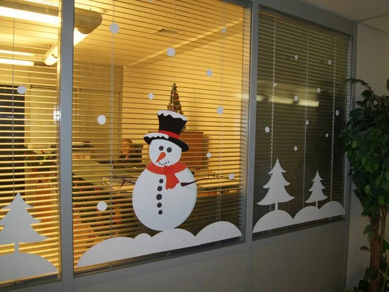 украсить окна в офисе к новому году. украшение окна в офисе на новый год. украшение окон на новый год в детском саду. украшение окна в офисе на новый год. украшение занавесок к новому году в кабинете.