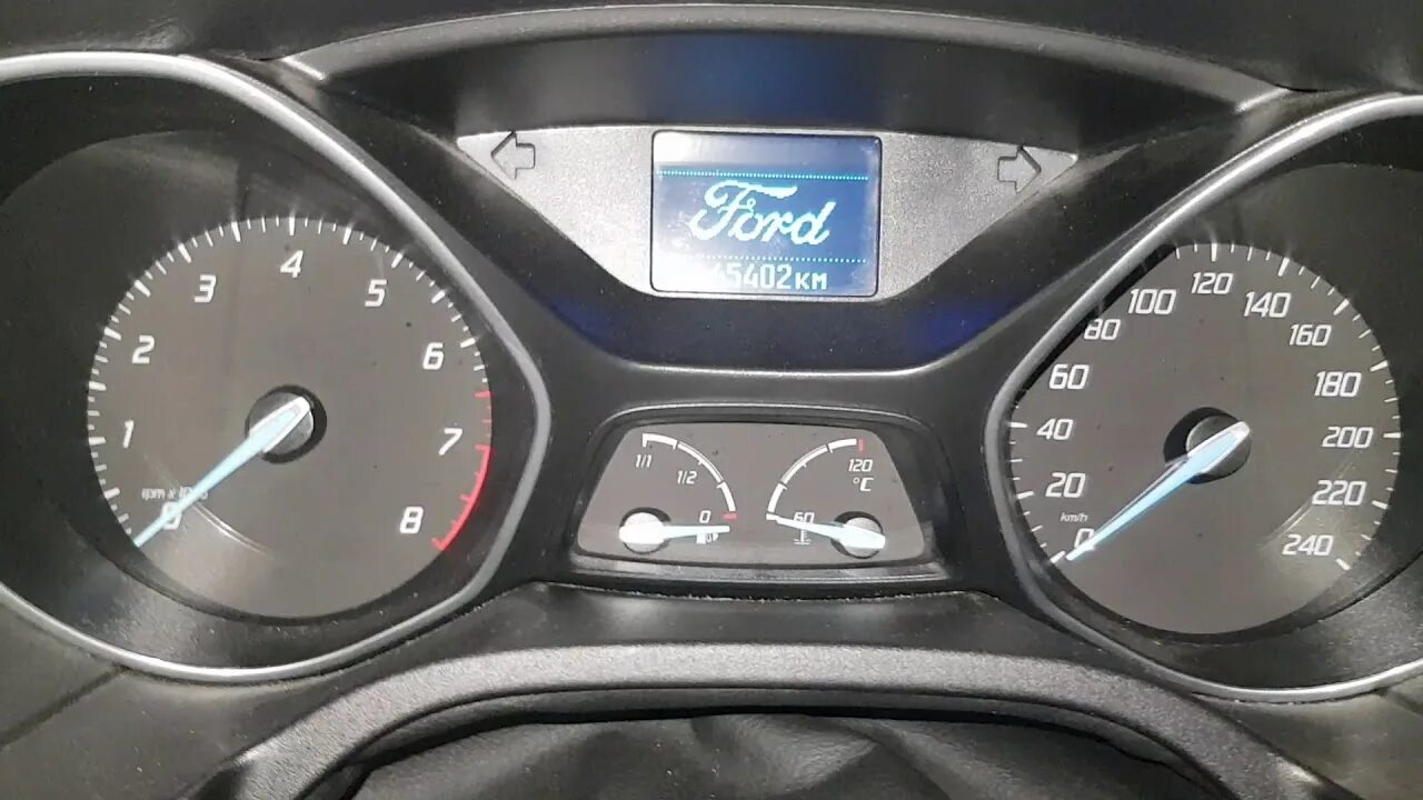 Форд фокус 3 индикатор. Индикатор масла Форд фокус 3. Индикатор замены масла Форд фокус 3. Стрелка под индикатором масла на Форд фокус 2 2006.