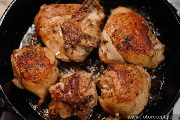 Курица с корочкой на сковороде. Жареная курица на сковороде с корочкой. Жарка курицы на сковороде. Части курицы жареные на сковороде.
