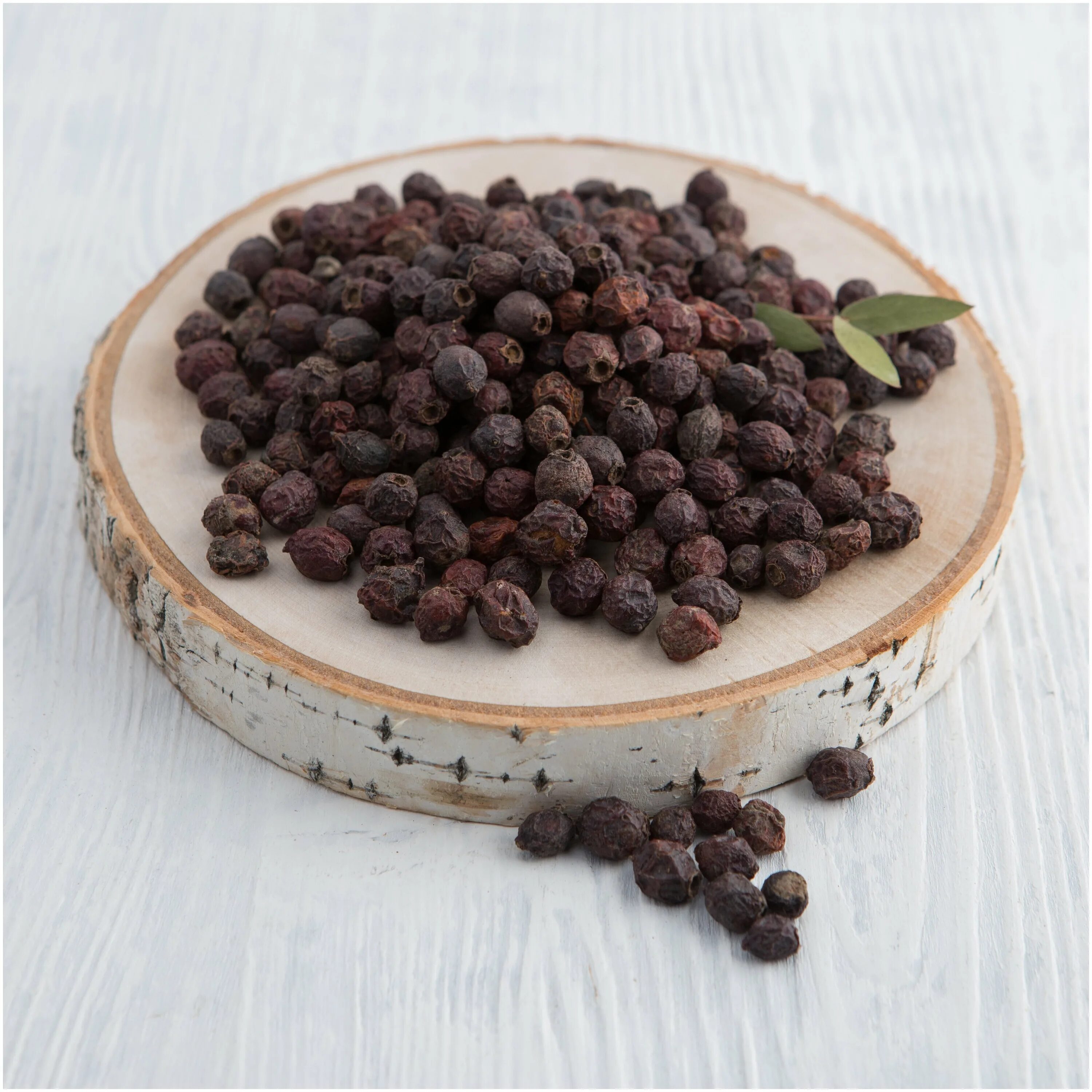 боярышник ягоды на столе. боярышник кроваво-красный сырье. боярышник черный сушеный. сушеные ягоды боярышника. боярышник плоды сушеные.