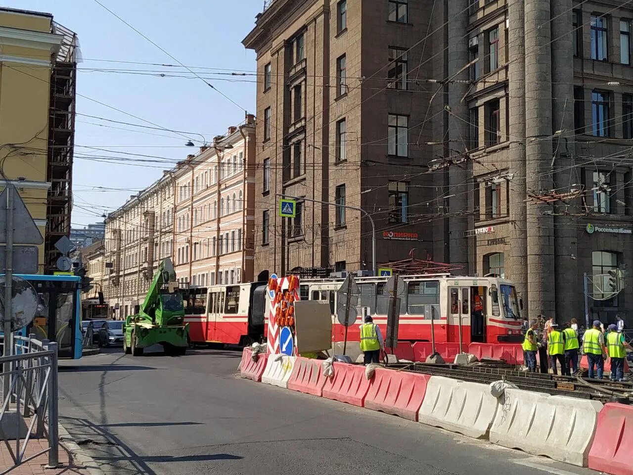 Пробки на ленинском проспекте спб сейчас. Трамвай. Трамвай Питер. Трамвай на площади Восстания. Проспект ветеранов.