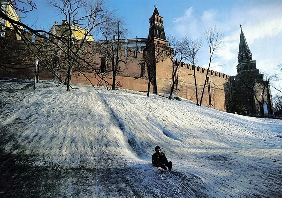 Кремлевская горка. Александровский сад Москва зимой. Александровский сад горка. Горки в Александровском саду. Горки на красной площади.