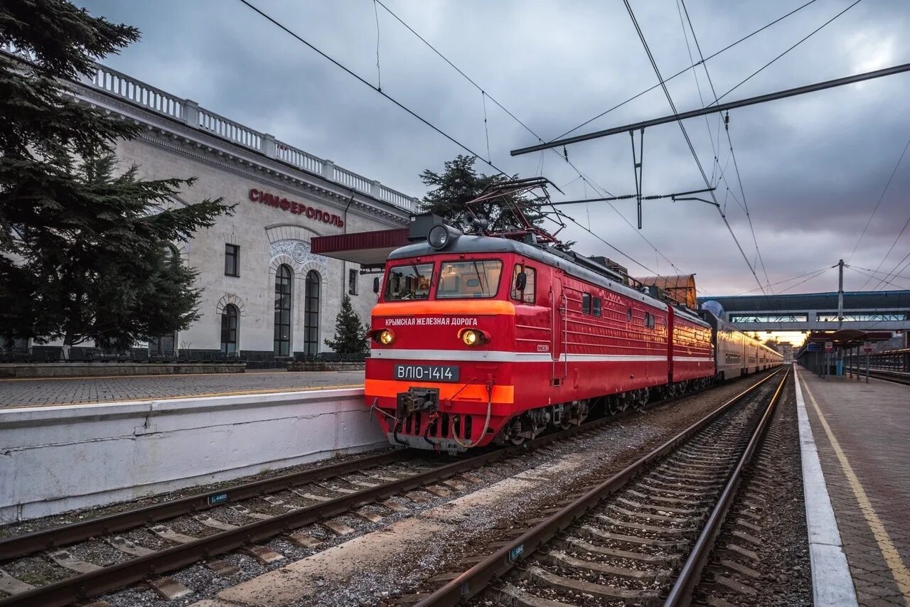 Ржд таврида. Вл 10 1414 Крымская железная дорога. Вл10-1414 КЖД. Таврия поезд Крым. Поезд Таврия Кисловодск Симферополь.