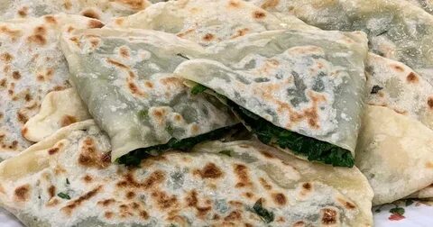 Кутабы с творогом и зеленью на сковороде