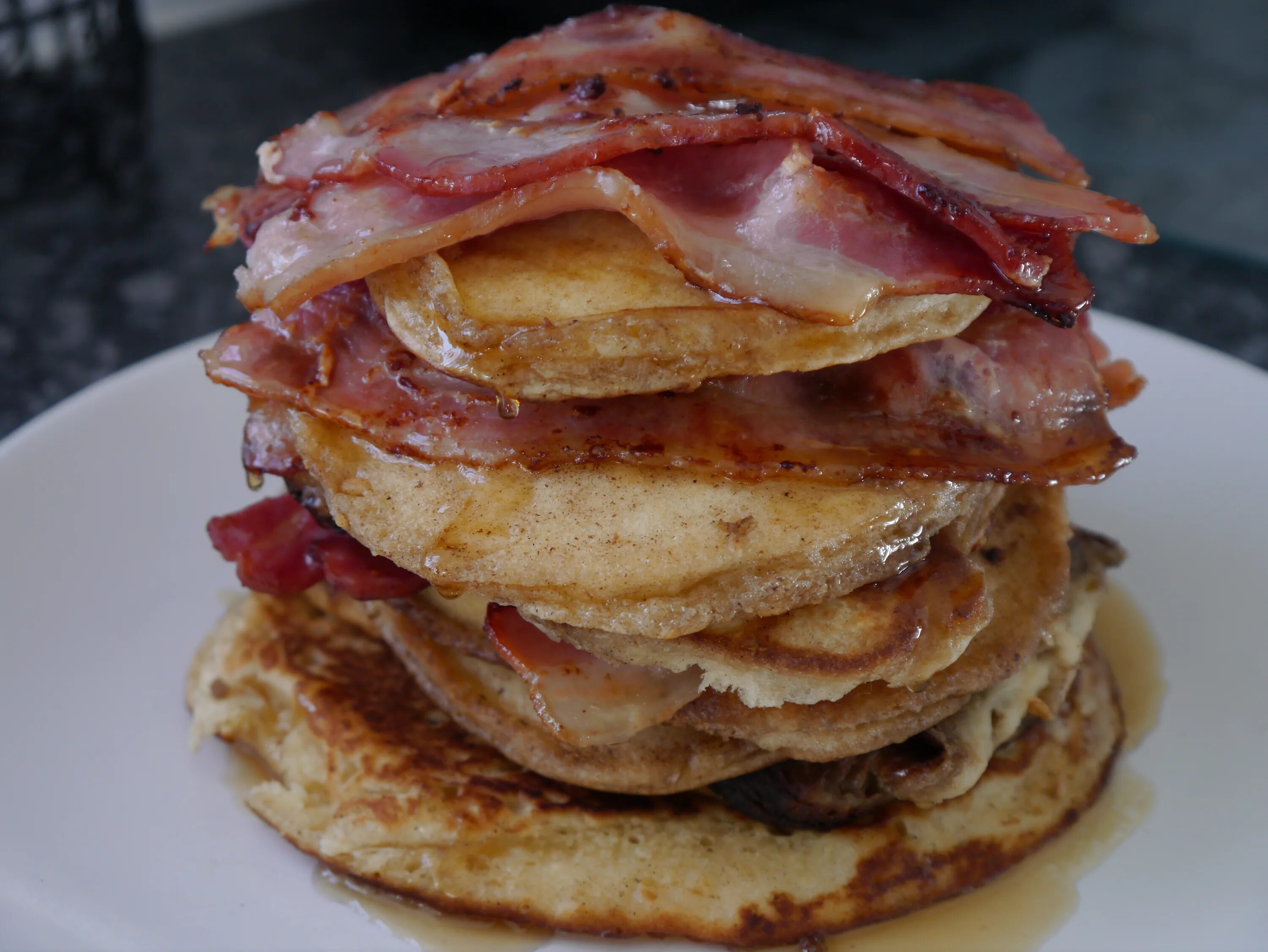 блины фаршированные колбасой и сыром. яичные блины с колбасой. блинчики с колбасой и сыром.