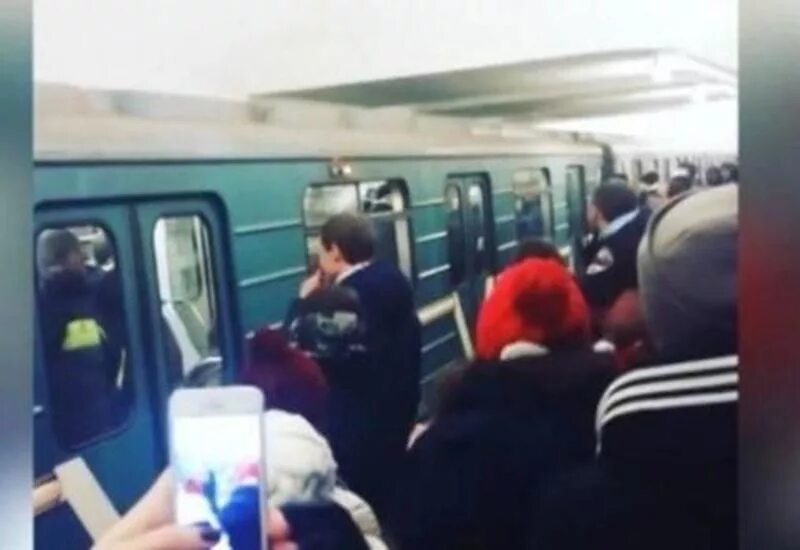 Мы вышли на станции. Люди на станции поезда. Мы вышли на станции. Почему в баку нельзя делать фото в метро. Двери метро.