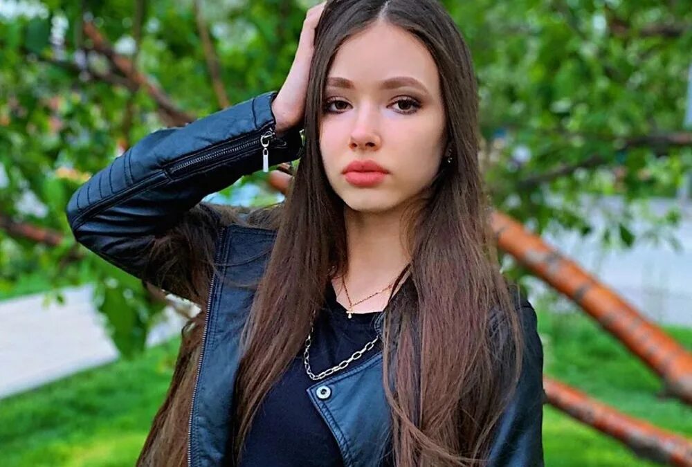 Сколько лет девушке а4