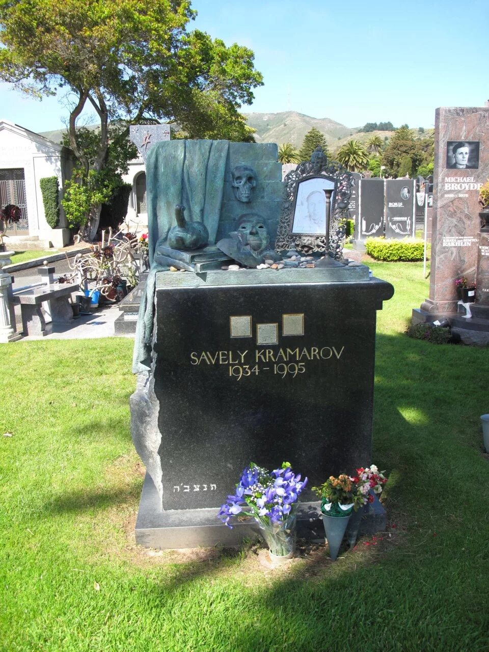 Крамаров похоронен. Памятник Савелию Крамарову в Сан Франциско. Могила Савелия Крамарова.