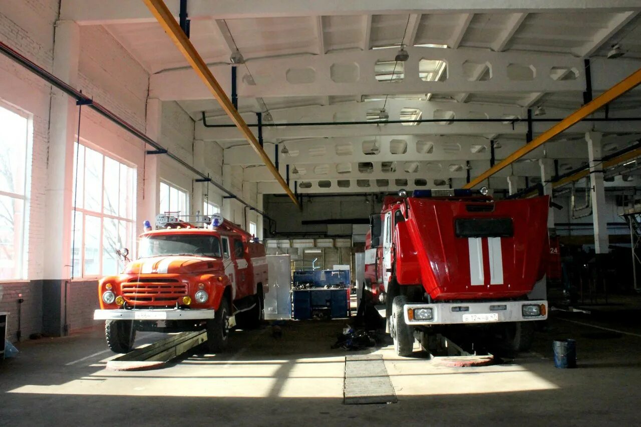 Средний ремонт пожарного автомобиля. Пожарная машина. Пожарная техника и оборудование. Техническое обслуживание пожарных автомобилей. Пожарно-технический автомобиль.