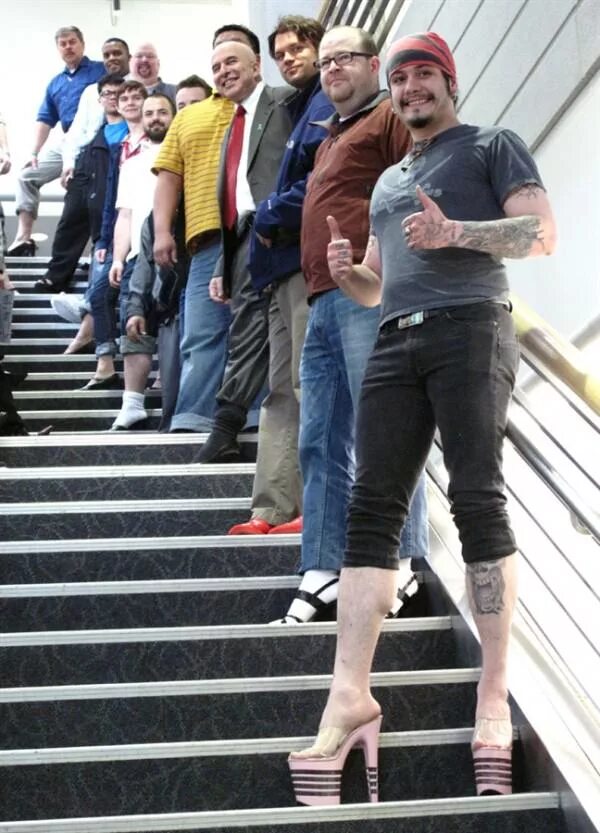 Парень на каблуках. Каблук мужчина. Мужик на каблуках. Марк брайан в юбке. Парень на шпильках.