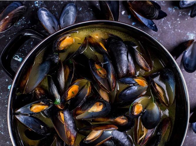 Сеты еды в ресторане. Мидии ростов на дону. Мидии в соусе том ям. Мидии ростов на дону. Голубые мидии.