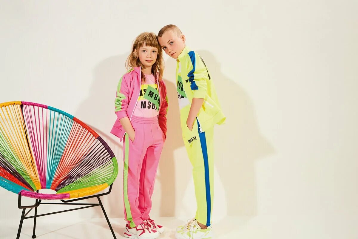 Туника для девочки. Стильная одежда для девочек 10 лет. Модные девочки. Стильные ветровки на подростка девочке. Что модно в 2024 девочкам.