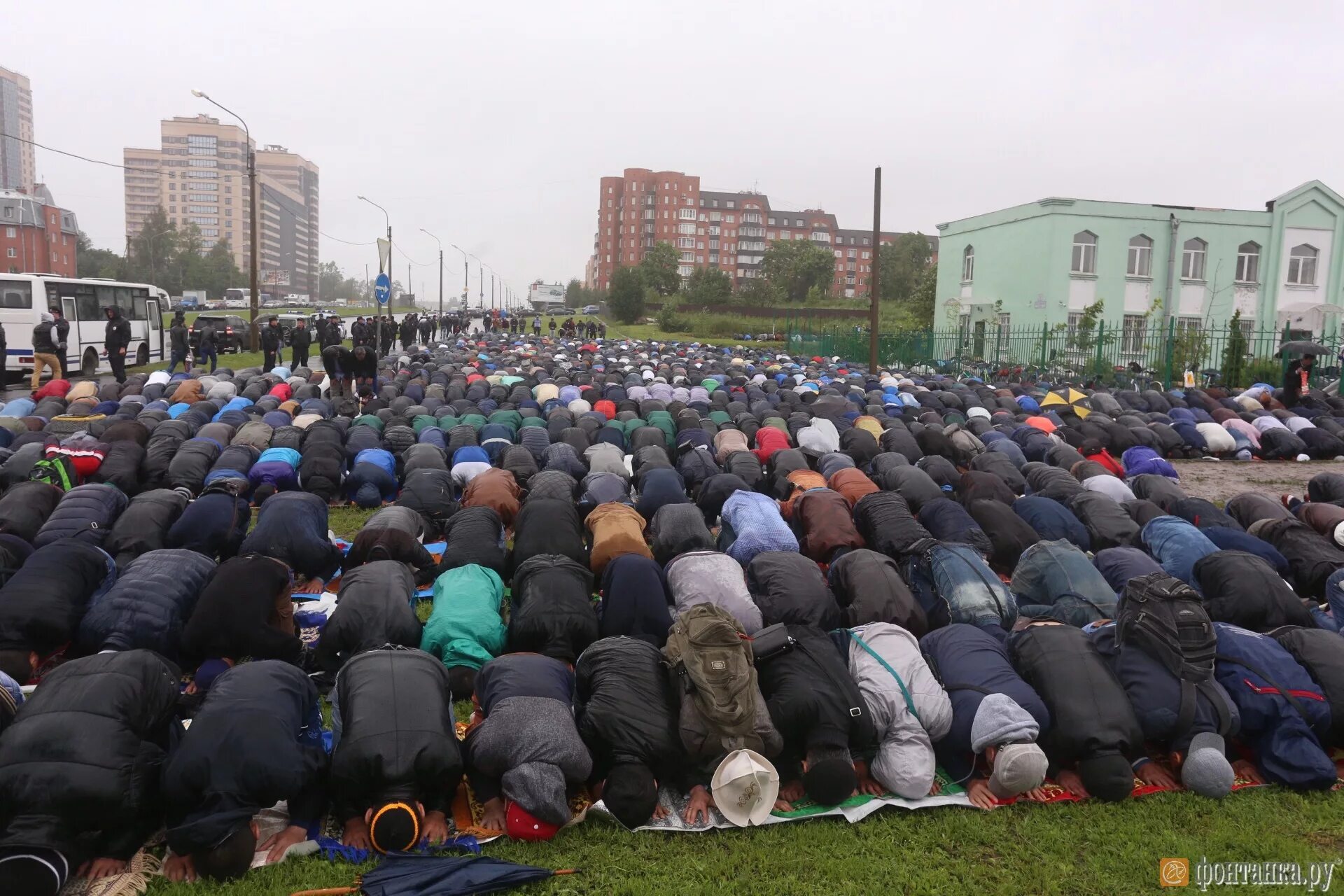 Ураза байрам в мечети. Мечеть в Санкт-Петербурге на Ураза байрам. Ураза байрам СПБ мечеть. Ураза-байрам в Санкт-Петербурге. Мечеть Горьковская Курбан байрам.