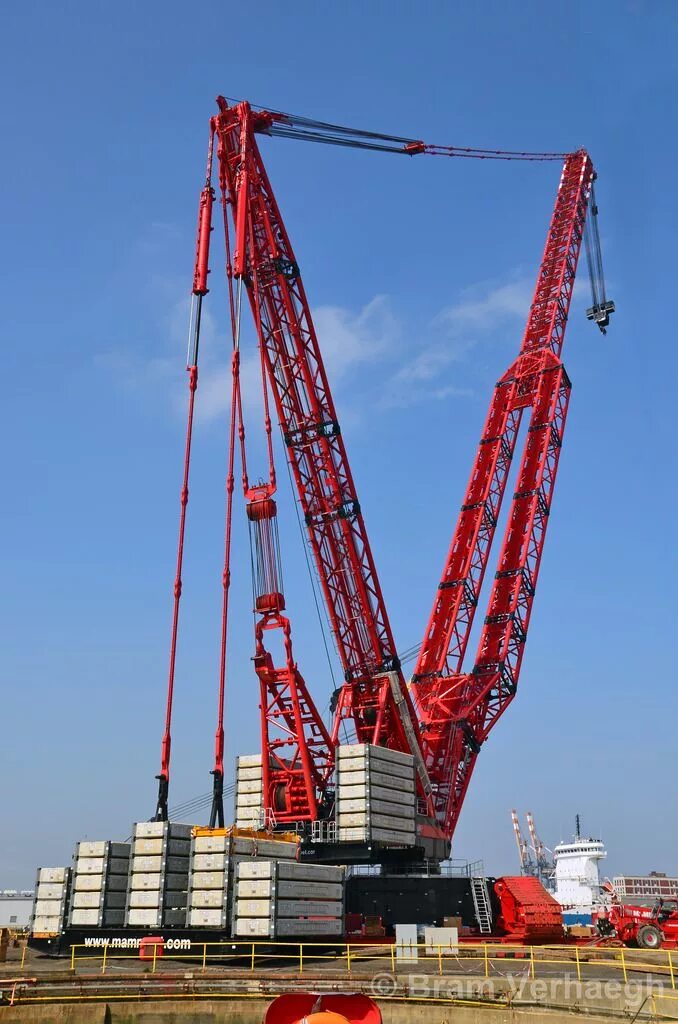 Громадный кран. Liebherr LR 13000. Кран Либхер LR 13000. Кран Liebherr 13000. Mammoet lr13000.