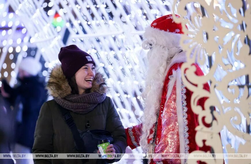 Новогодний минск. Улицы украшены иллюминациями. Новогодние улицы минска. Рождественская ярмарка в минске. Минск 18 декабря.