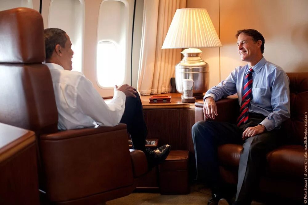 Самолет президента США Air Force one. Борт номер 1 президента США. Салон самолета президента США. Барак Обама в самолете.