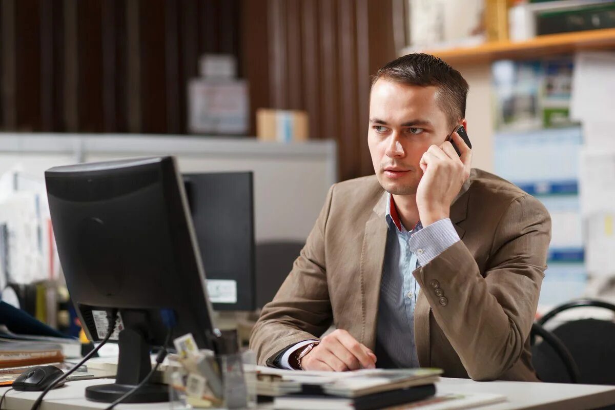 Современный человек. Люди в офисе радуются. Профессия бизнесмен. Мужчина за столом в офисе. Злой начальник.