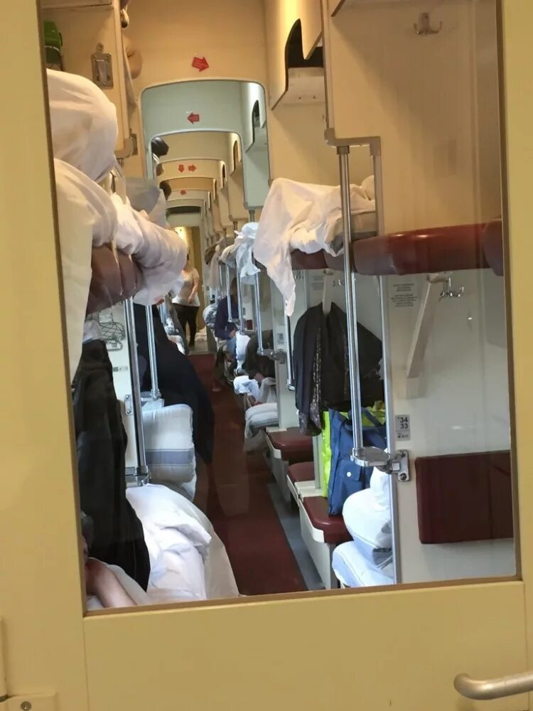 Места возле туалета в плацкарте. Плацкартный вагон внутри. Плацкарт возле туалета. Вагон плацкарт боковушка. Поезд 085с вагон 3э.