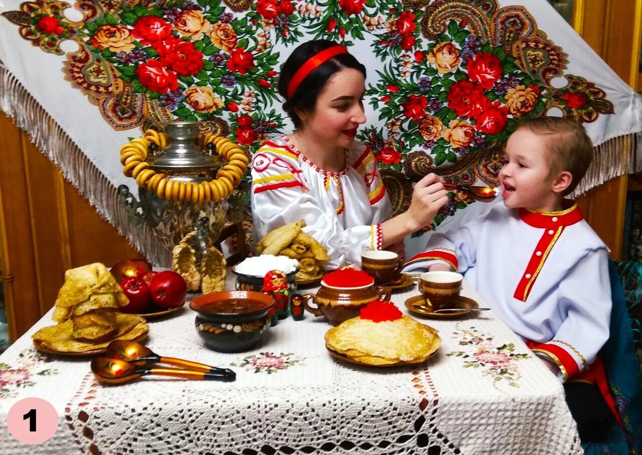 Мама и дети в национальных костюмах фотоконкурс