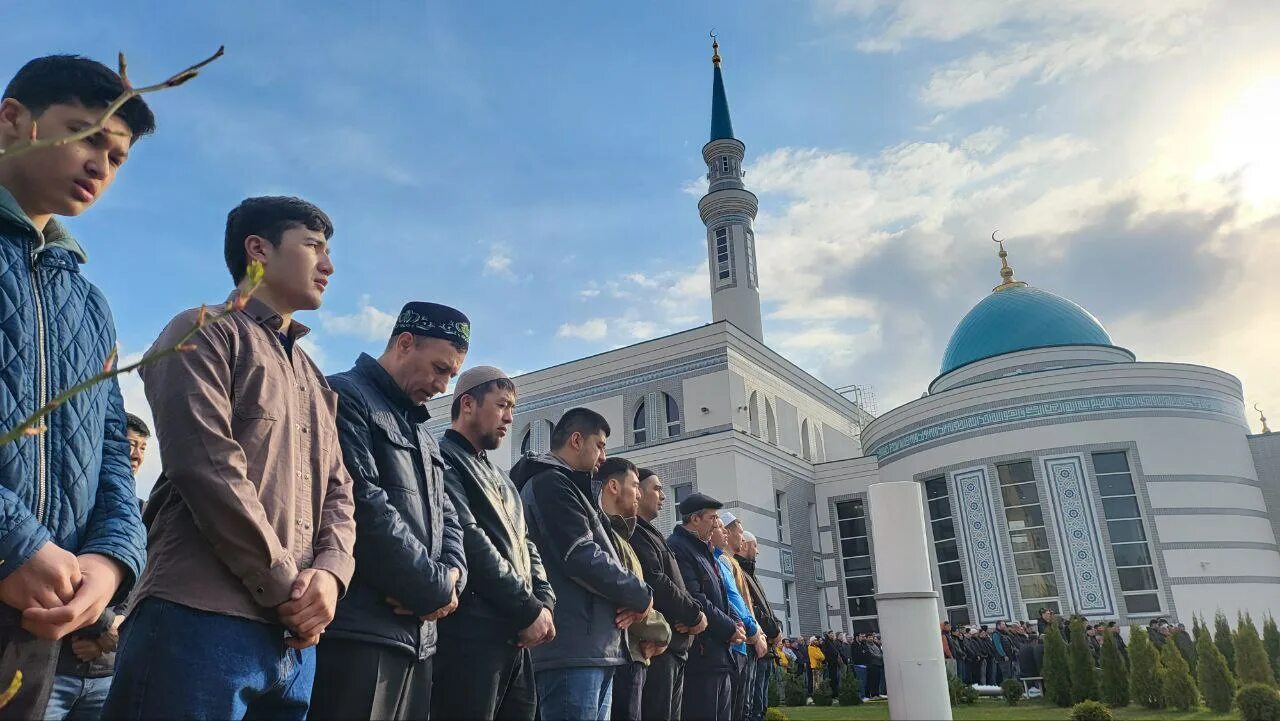 Праздничный намаз ураза байрам 2024 казань. Имам мечети Булгар в Казани. Мечеть Ярдэм. Минская мечеть имам.