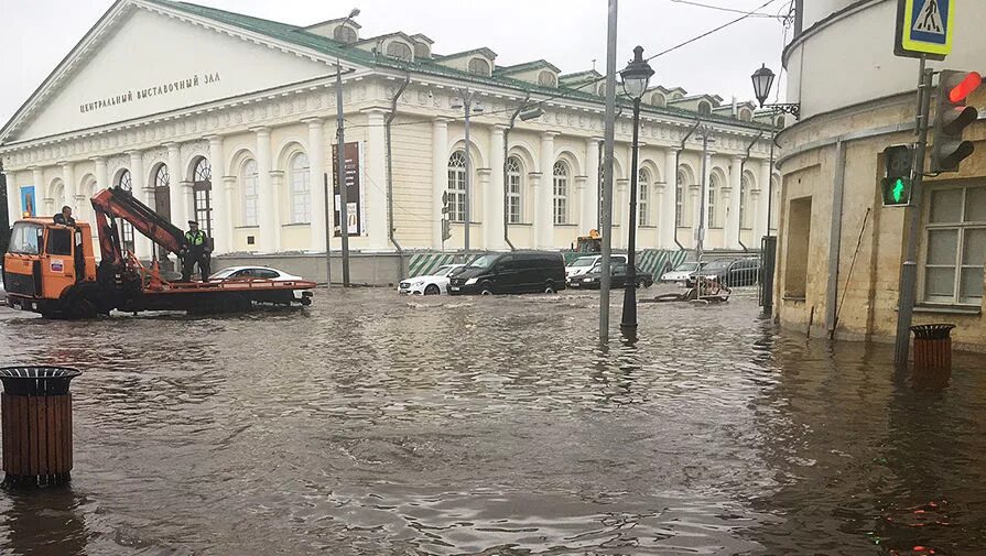 Москва поплыла. Сильный ливень. Затопление москвы. Москва поплыла. Наводнение в москве.