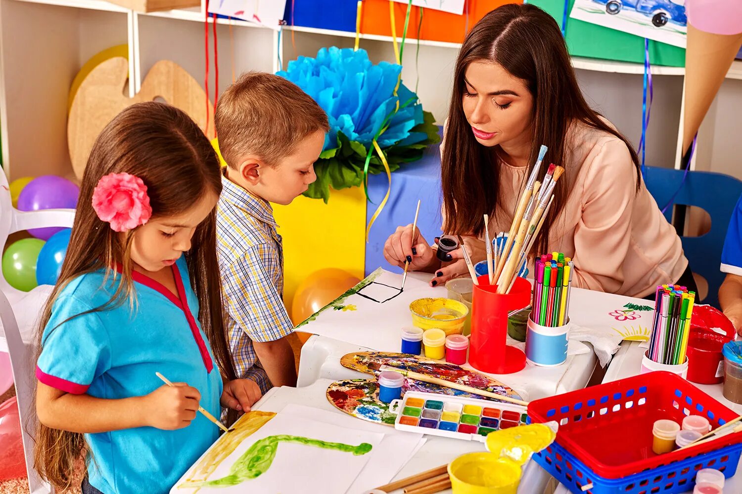 Детское творчество. Творчество в детском саду. Дети творчество. Воспитатель и дети в детском саду.