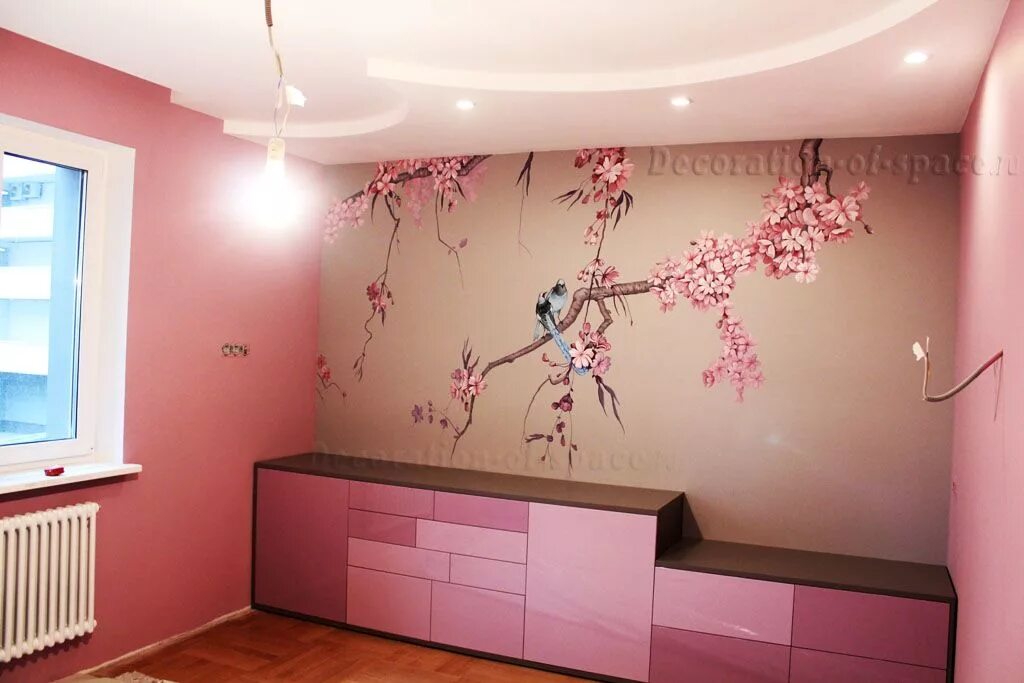 Сакура дизайн. Роспись стен Сакура. Ветки Сакуры в интерьере. Сакура на стене в интерьере. Комната в стиле Сакуры.