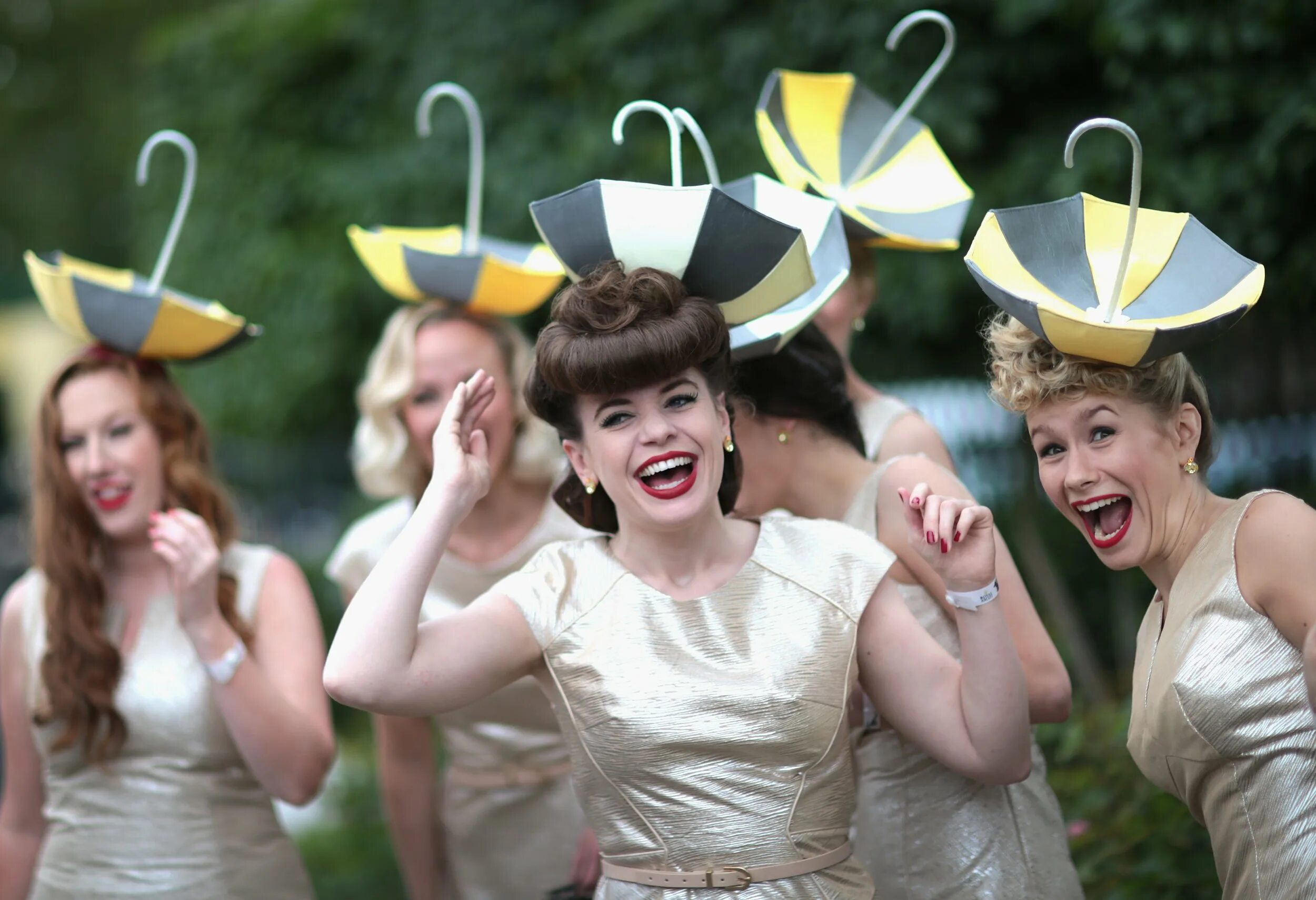 прикольные шляпы на вечеринку. человек, который смеется. смешные смайлики. шляпка на день смеха. дурак смеется.